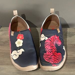 women’s size 9 Uin slip on canvas, tiger print